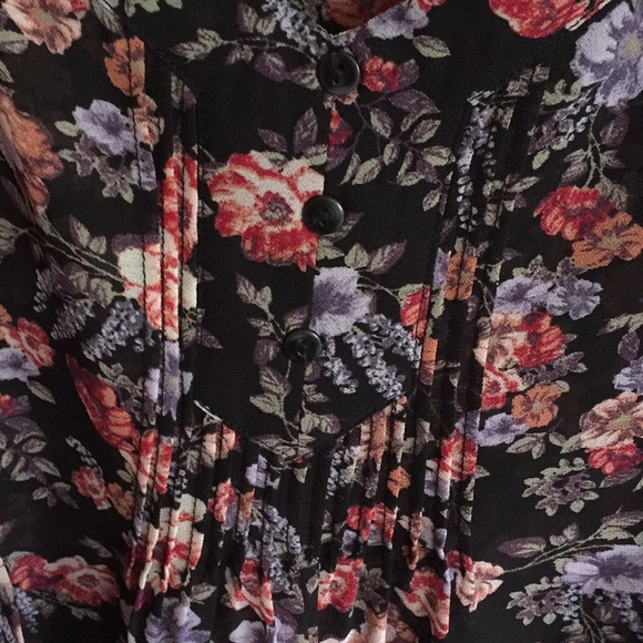 Cute floral top - Picture 2 of 4